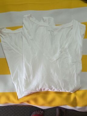 2 Pk Amazon Essentials White V-Neck Short Sleeve Tee